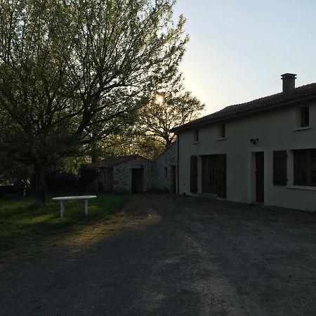 Gite A La Ferme Les Places La Chapelle-Bertrand Luaran gambar
